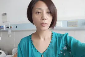 车祸昏迷的浩浩一边吃香蕉一边看着手机视频封面