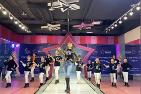 学会这些手位，走礼服再也不怕不会摆pose啦！成人、少儿模特都适用！可结合不同脚位，前台造型最多用三个即可视频封面