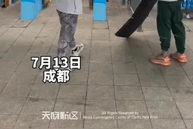 路人在四川天府新区偶遇刘涛拍戏，网友：这是什么剧？我想去偶遇 #刘涛 #拍戏现场 #海洋公园偶遇刘涛