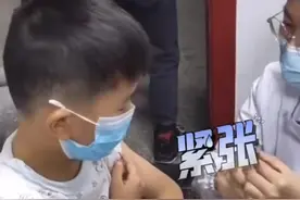 小男孩打疫苗时，不断喊“奥利给”给自己打气，网友：抱歉，我真的忍不住😂#萌娃 #打疫苗 #每日一笑视频封面