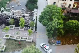 警车又开始在小区里巡查，楼下活动的人都回去了视频封面