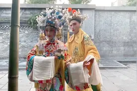 鸡排姐姐， ，和我们摄影小哥， 的全新组合😄