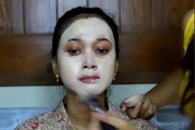 妹子五官长得端正就是皮肤黑，涂抹厚厚粉底遮住，美得倾国倾城视频封面