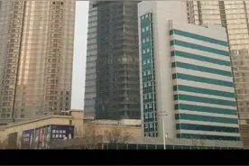 烟台地铁明确叫停，已经不再受理启动轨道交通建设规划的申请  烟台地铁明确叫停，国家已经不再受理启动城市轨道交通建设规划的申请（即首轮规划）、已有地铁的城市从严控制新一轮建设规划审批  烟台人对地铁有一种痴迷的执念，但是只要是稍微冷静一点就知道烟台是根本没可能建地铁的。地铁建设的条件不仅仅要求市区人口总数，还要满足人流量的要求。目前烟台市面临深度老龄化的危机，现在满足不了，将来更加不可能满足。 视频封面