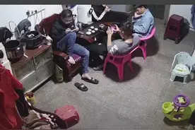 父爱就是一座山！原来，爸爸真的是超人#父爱如山 #愿天下父母健康长寿 #致父亲 #传递正能量 #瞬间戳中泪点 #感动瞬间 视频封面