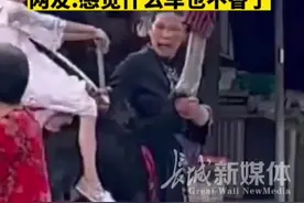 7月26日 山东滨州 #小女孩骑鸵鸟逛街引人注目 网友:感觉什么车都不香了。视频封面