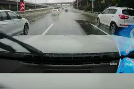 司机在高速行驶时，后车超车被溅了一玻璃的水，网友：雨天要低速，也为别人的安全视频封面