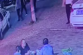 7月22日，山东聊城，男子吃饭时，抬头突然看到远在哈尔滨的战友出现在面前，瞬间破防！#战友情深岁月难忘#山东dou知道 视频封面