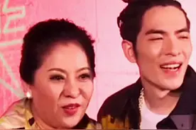 #萧敬腾 和向佐长得太像啦！经常傻傻分不清楚二人，向华强干脆把他认干儿子，当看完三人同框，这简直就是一家人啊！视频封面