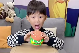 用快递纸箱给孩子做个微波炉，小厨师给妈妈做的鸡块太好吃了#自制玩具 #人类幼崽成长计划 #手工diy #美食 #亲子时光视频封面