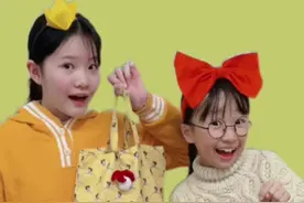四年级小学生的书包里都有些什么呢？#书包 #翻包记 @机灵姐的日常 @Bonnie说英语视频封面
