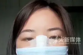 7月15日 #湖北 #武汉 单亲妈妈被欺负，7岁儿子扔掉奥特曼卡片冲上前保护妈妈，妈妈回应：已报警做了伤情鉴定。视频封面