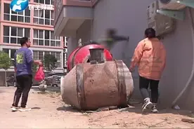 14岁少年家门口“流浪”多日，记者辗转联系到孩子父亲，真相让人感慨 #少年  #流浪  @大象新闻视频封面