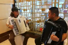 塔城手风琴界的两位高手的即兴发挥视频封面