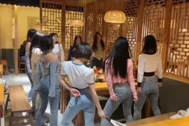 #豪车美女 #人生绕不过一台后驱 #魔性夹腿舞视频封面