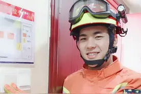 消防队的 神 奇 开 关～#开关灯变装#蓝朋友 视频封面