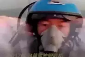 山东舰副舰长回忆首次夜间着舰有多难：2017年，徐英首执舰载机夜间着舰任务，无人知晓能否成功。白天飞行时，大家喜笑颜开，可到了夜间，飞行准备室里人人眉头紧锁。“给家人打电话都不想挂，不知是不是最后一次通话……”致敬！视频封面