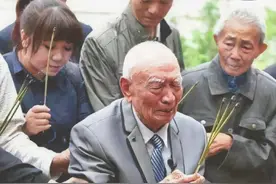 母亲在那一刻也实现了她的心愿吧#历史 #老兵 #母爱 #感动 #人物故事 @抖音短视频