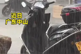 外卖小哥雨中跳舞，网友：穿的是生活 跳的是理想！#外卖小哥 #生活 #理想视频封面