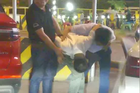 #抢镜🤣🤣🤣 外甥喝醉了狂吐视频封面