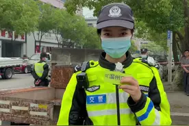 #一颜难尽 #政媒原创作者联盟 发现在城市道路行驶的农用拖拉机，盘！视频封面