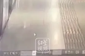 武汉地铁通报：3号线因桥隧维保施工设备侵限，造成站台门损坏，已正常运营。请乘客注意安全！