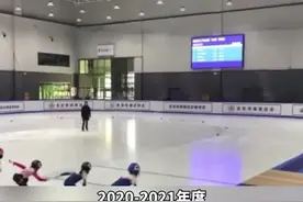 这是体育精神最好的诠释！8岁女孩短道速滑起步摔倒却夺得冠军！视频封面