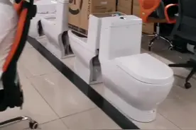 电商公司很少自己做生产，他们从工厂拿货，凭流量优势对工厂有绝对话语权，但现在他们也不好过了，竟然找我谈合作。