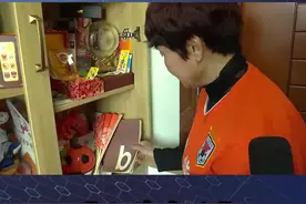 2000年，桑特拉奇的助教佩佳在鲁能卸任离开中国。董大姐在帮助佩佳收拾行李时，收到了一份特殊的“礼物”视频封面