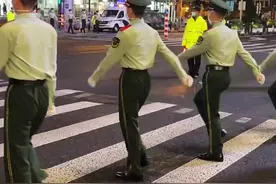 上海南京路再现铜墙铁壁，人墙式过马路。都说当兵后悔三年，不当兵后悔一辈子 "上海 "旅行 "风景 视频封面