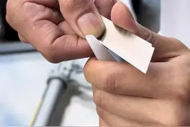 很多朋友问胶嘴怎么切，再分享一次详细的全过程 胶嘴制作，打胶45度转角#一定要看到最后#分享正能量#打胶工艺#胶嘴#家居#打胶45度转角#打胶教学#打胶#教学打胶#美缝#装修#工地#门窗#系统门窗 #手艺人#超哥会打胶#超哥教学打胶#优剑胶业 @DOU+小助手