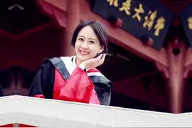 本科5年，直博5年，如今28岁，终于红袍加身。愿往后顺遂，万事胜意#博士毕业 #谁说女博士不可爱 #毕业照视频封面