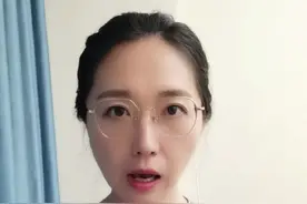 穿衣自由该有底线和边界，历史不容无知和麻木！校方回应#女子九一八当天穿和服逛校园 #勿忘国耻 #大v快评 #新闻姐 @抖音短视频 视频封面