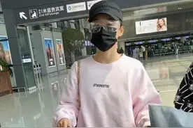 #袁姗姗 身价千万的明星自己推行李视频封面