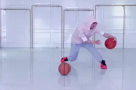 又帅又能秀的艾弗森招牌动作蝴蝶穿花来了！行云流水轻松过人 乔丹来了都一样过#篮球 #篮球教学 @DOU+小助手