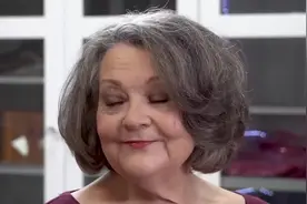 70岁老奶奶简单化个妆，又美又迷人，笑起来众多大爷为她疯狂视频封面