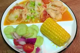 晚餐的蛋白质以白肉为主，主食选择根茎类，蔬菜多样化