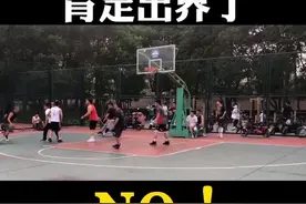 野球场保守估计有50%以上的认为只要从篮板后面落下就是出界#篮球规则 #篮球裁判
