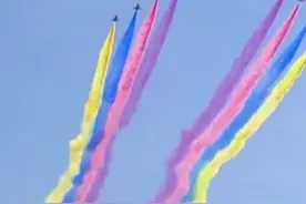 飞机后面的彩色烟雾是怎么形成的？空军八一飞行表演队队长曹振忠揭秘~#开讲啦 