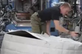 #开宇宙玩笑， #NASA宇航员伪装成猩猩整蛊视频封面