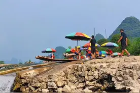 遇龙河的水位小了，一定冲风才能过坝，划船也是一门艺术！#桂林向您汇报 #就想在桂林看山山水水 #最美广西四月天 #桂林美好推荐官 #广西dou是好风光 #唱游遇龙河 #旅行推荐官 #广西dou好风光 #阳朔旅游攻略 视频封面