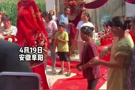 新娘在浪漫婚礼当天，被旁人当众扯红盖头。#结婚 #周口观察 【来源@禧悦婚礼 】视频封面