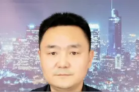 #俞敏洪鼓励退租校区捐课桌 时代的一粒灰，落在新东方头上，就成了捐给农村学校的8万套课桌椅。#俞敏洪 #新东方#没有退路就是胜利之路 #主播说新闻 #大v快评 视频封面