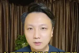大雨中军训该不该继续？学校回应来了。学生们和老师都是好样的！#学校领导陪军训的孩子一起淋雨 #大v快评视频封面