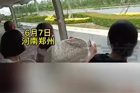 高考第一天，家长悄悄跟着送考车队被发现，全班同学一起喊妈妈！ #2021高考  #你的高考我来应援视频封面
