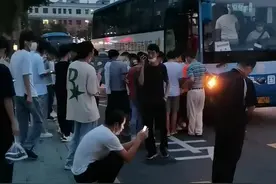 深圳泰科电子，临时工真是太多了，下班都要大巴车过来接送呀#临时工 #打工人 #深圳工厂 视频封面