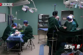 #00后女孩患尿毒症妈妈跨血型捐肾经过两个小时的手术视频封面