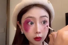 女子每天画丑妆，原因竟然是为了。。#反转 #悬疑#猜不到结局 视频封面