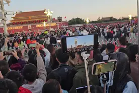 当数万和平鸽在天安门广场飞舞，全场响起歌唱祖国视频封面