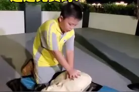 别人摆摊为挣钱，海口这对父子摆摊却是为教人“救命”，还是免费的！#摆摊 #急救技能 @抖音短视频视频封面